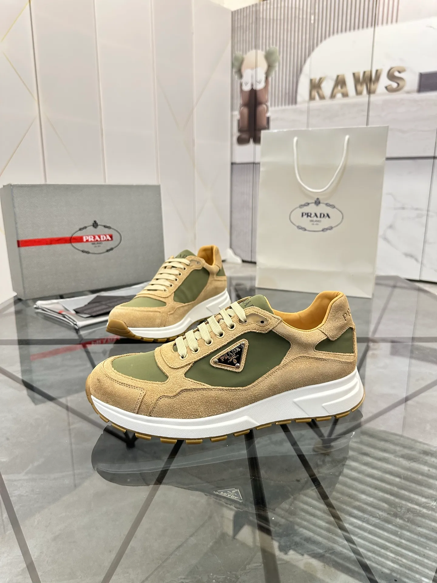 Men's shoes for sale 💰: 💰P580¥ High-end top quality Product trademark: Prada *"Prada*" low-top casual shoes Regular size: 38-45 (can be customized to 46) Product materials: imported upper layer of high mercerized nubuck leather spliced ​​with breathable mesh, water-dyed cowhide lining, cowhide feet, original ultra-light foam outsole. No.: 001